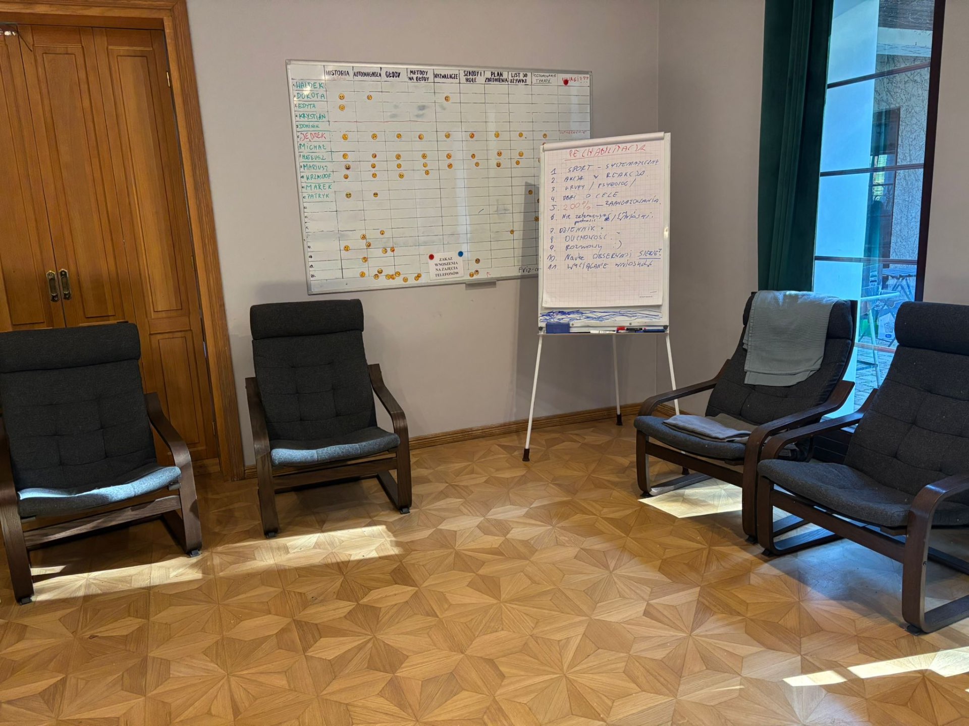 Sala terapii grupowej z krzesłami