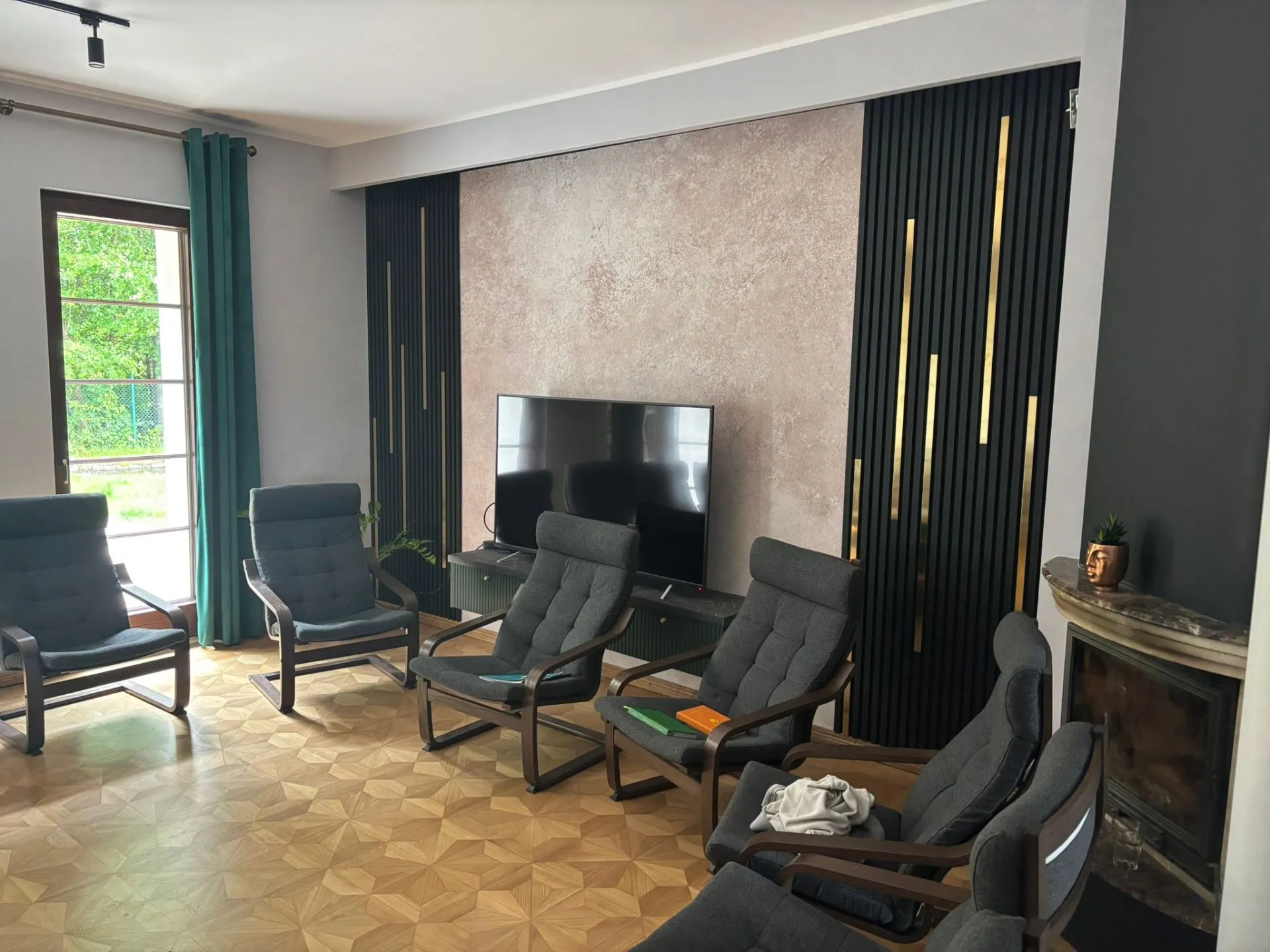 Sala terapii grupowej z wygodnymi fotelami